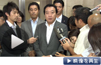 記者団の質問に答える野田財務相（24日、財務省）