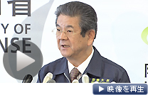 ヘリコプターによる放水について記者会見する北沢防衛相（17日昼、防衛省）